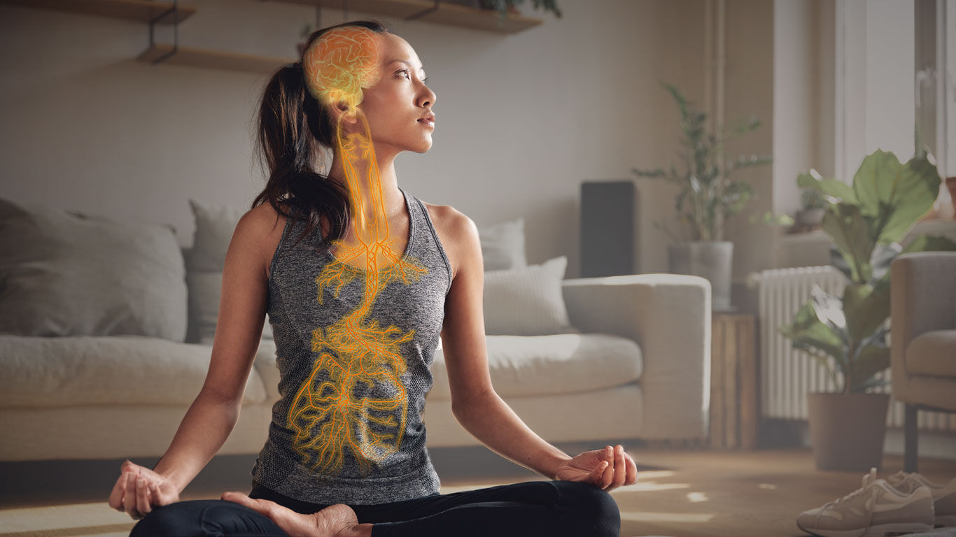 Vrouw in kniezithouding die yoga aan het doen is